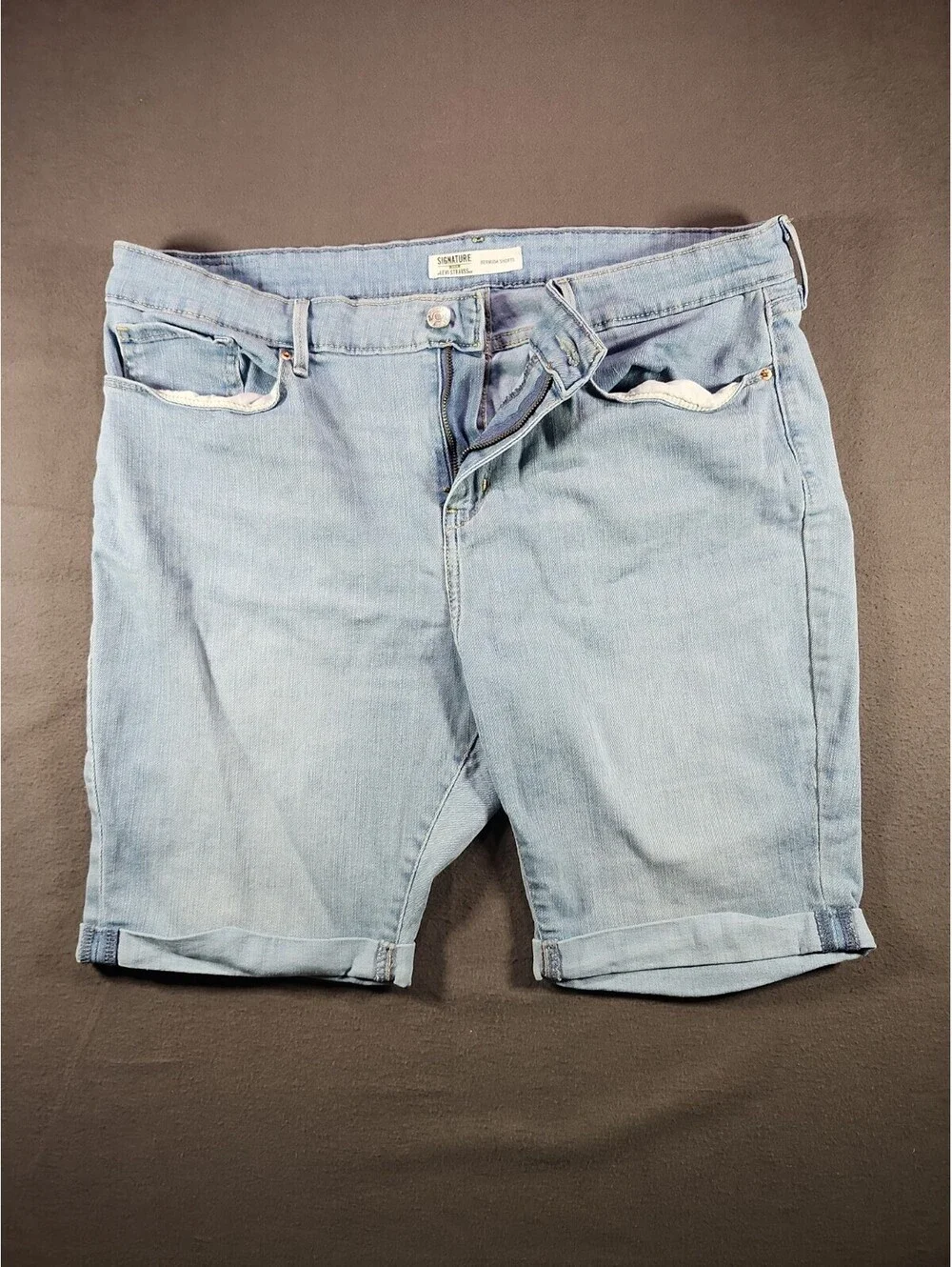 Levi Straus Signature Womens Bermuda Shorts Size 18 - 34W Light Wash Summer 0197